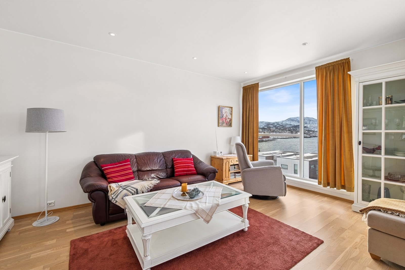 Fra vinduene ved sofagruppen kan du nyte gode utsiktsforhold mot nærområde, sjø og naturen i bakkant. Galleribilde