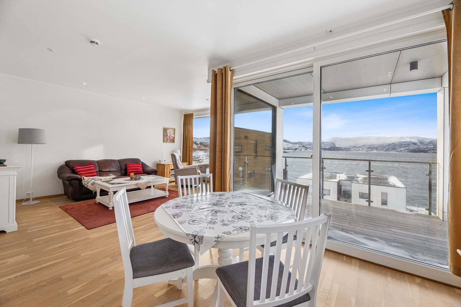 Fra stuen er det videre utgang til en overbygget balkong. Galleribilde