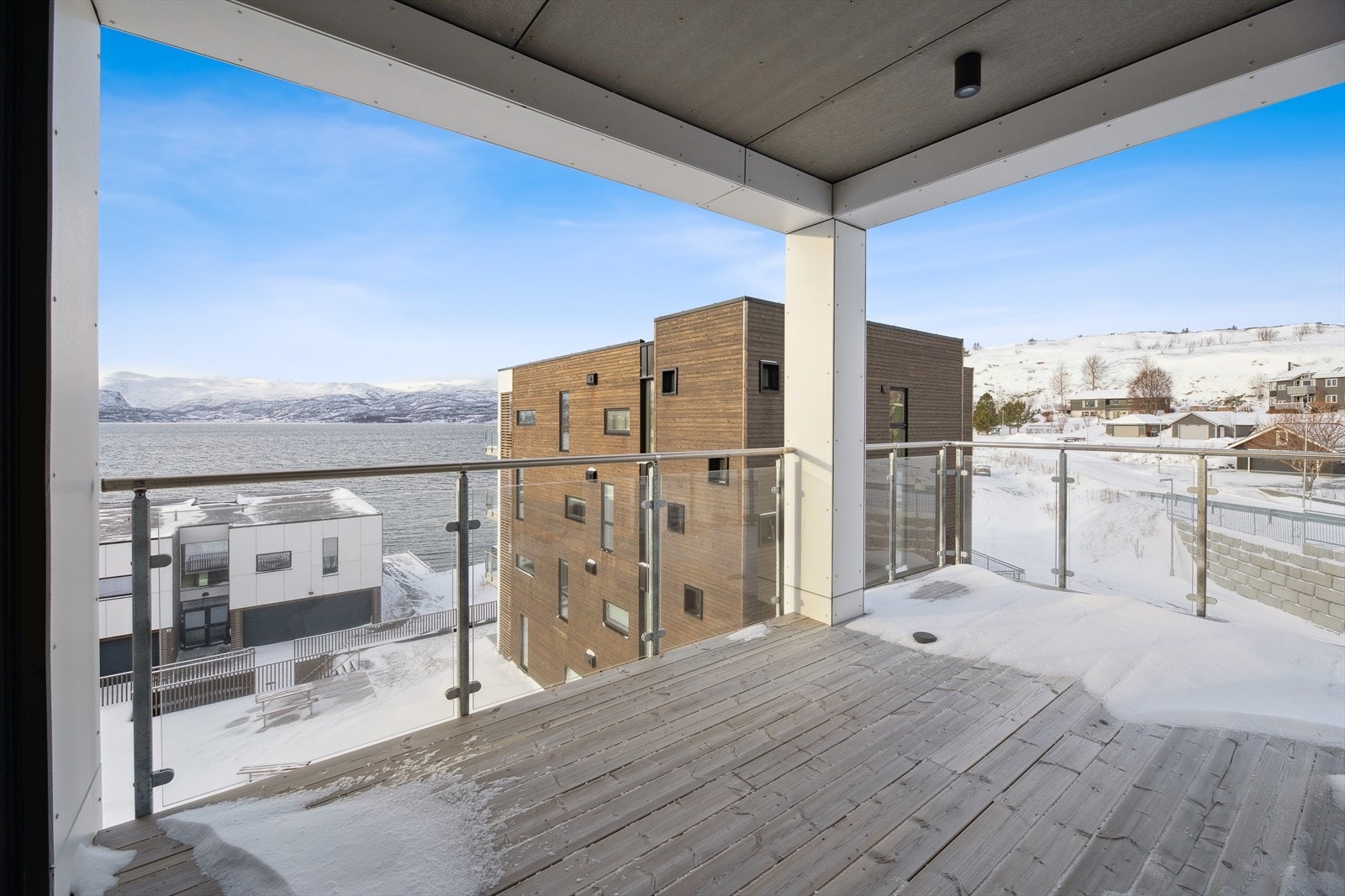 Balkongen har god plass til hagemøbler og er perfekt til hyggelige sammenkomster. Galleribilde