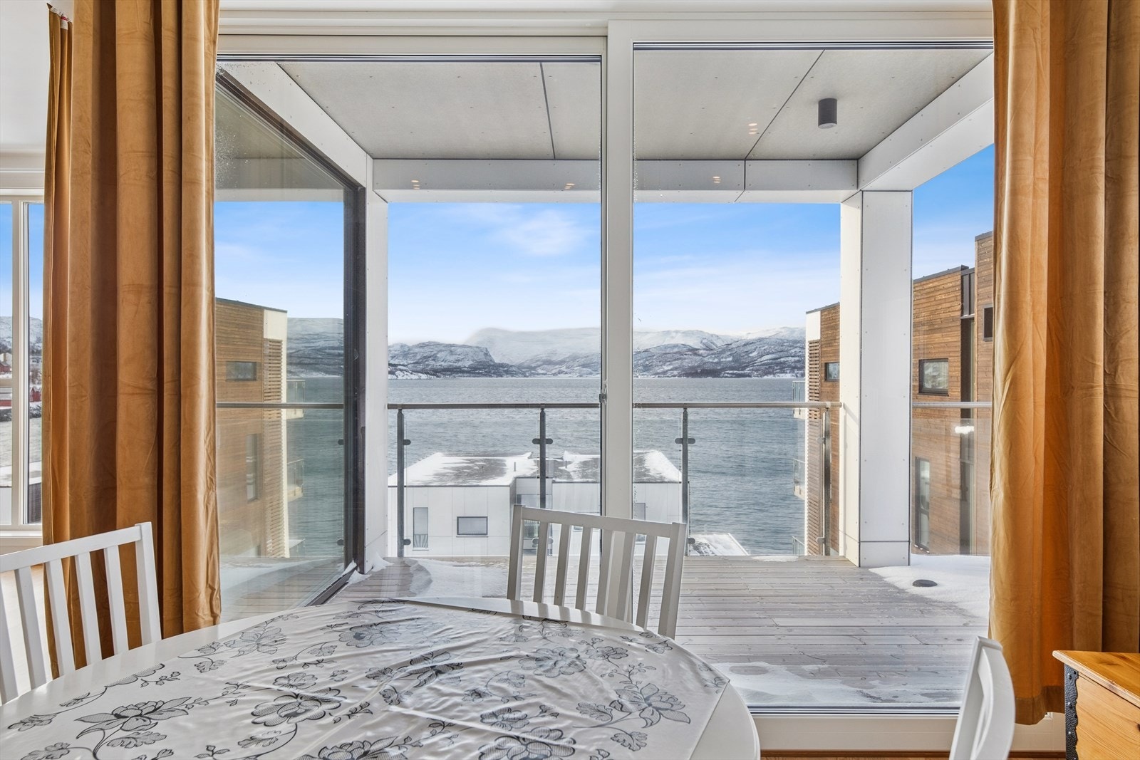 Nyt et godt måltid og gode utsiktsforhold. Galleribilde