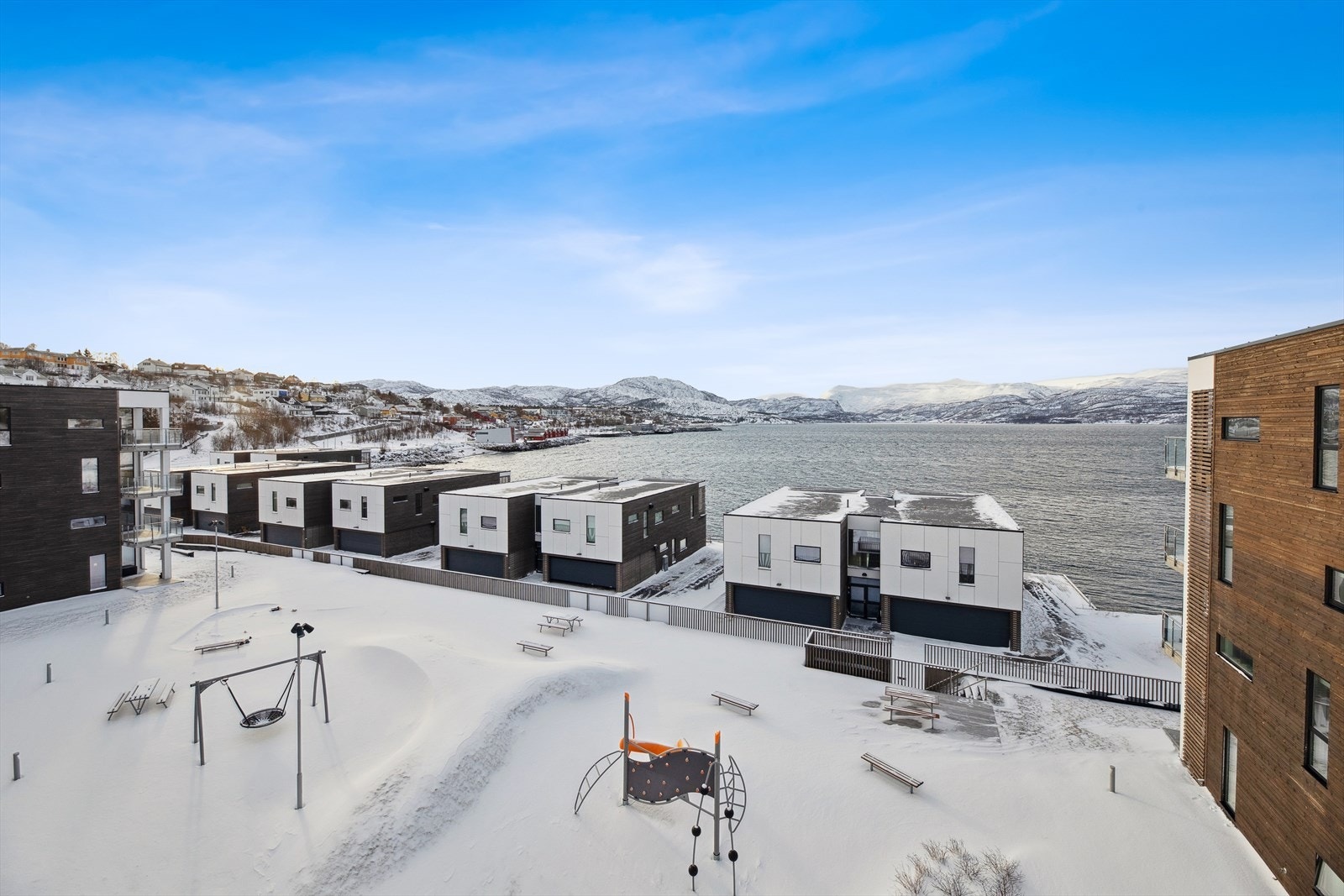Leilighet med fin beliggenhet i et rolig og veletablert boligområde. Fra boligen kan du nyte en fantastisk utsikt over Altafjorden. Galleribilde