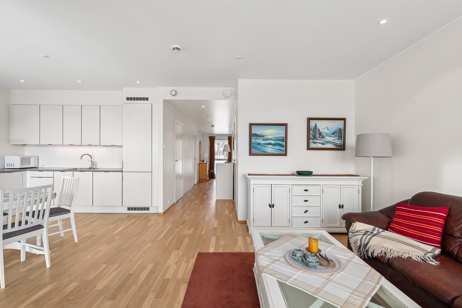 Den åpne løsningen gir god plass til å invitere familie og venner på et hyggelig selskap. Galleribilde