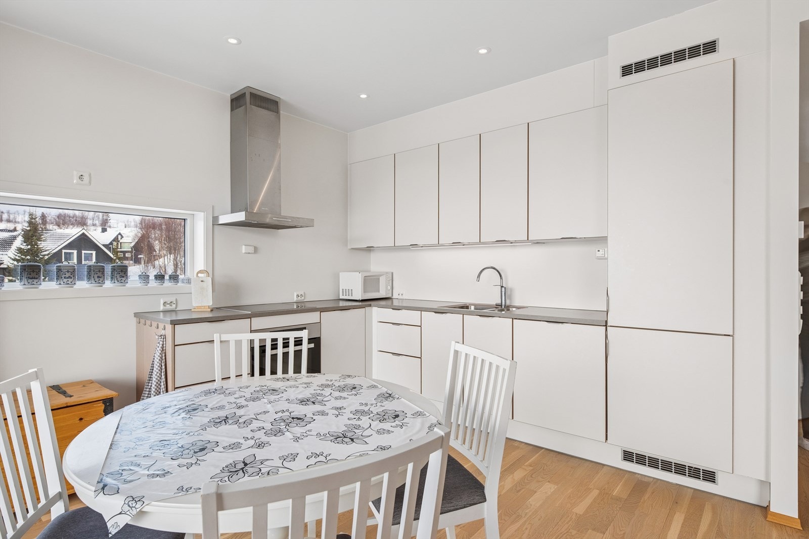 Kjøkkenet har normalt med skap- og benkeplass. Galleribilde