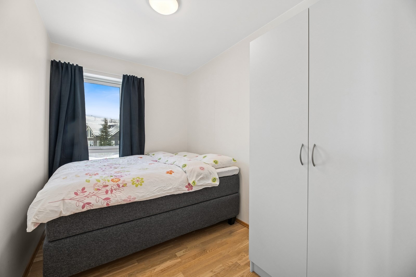 Soverom med god plass til seng og garderobeløsning. Galleribilde