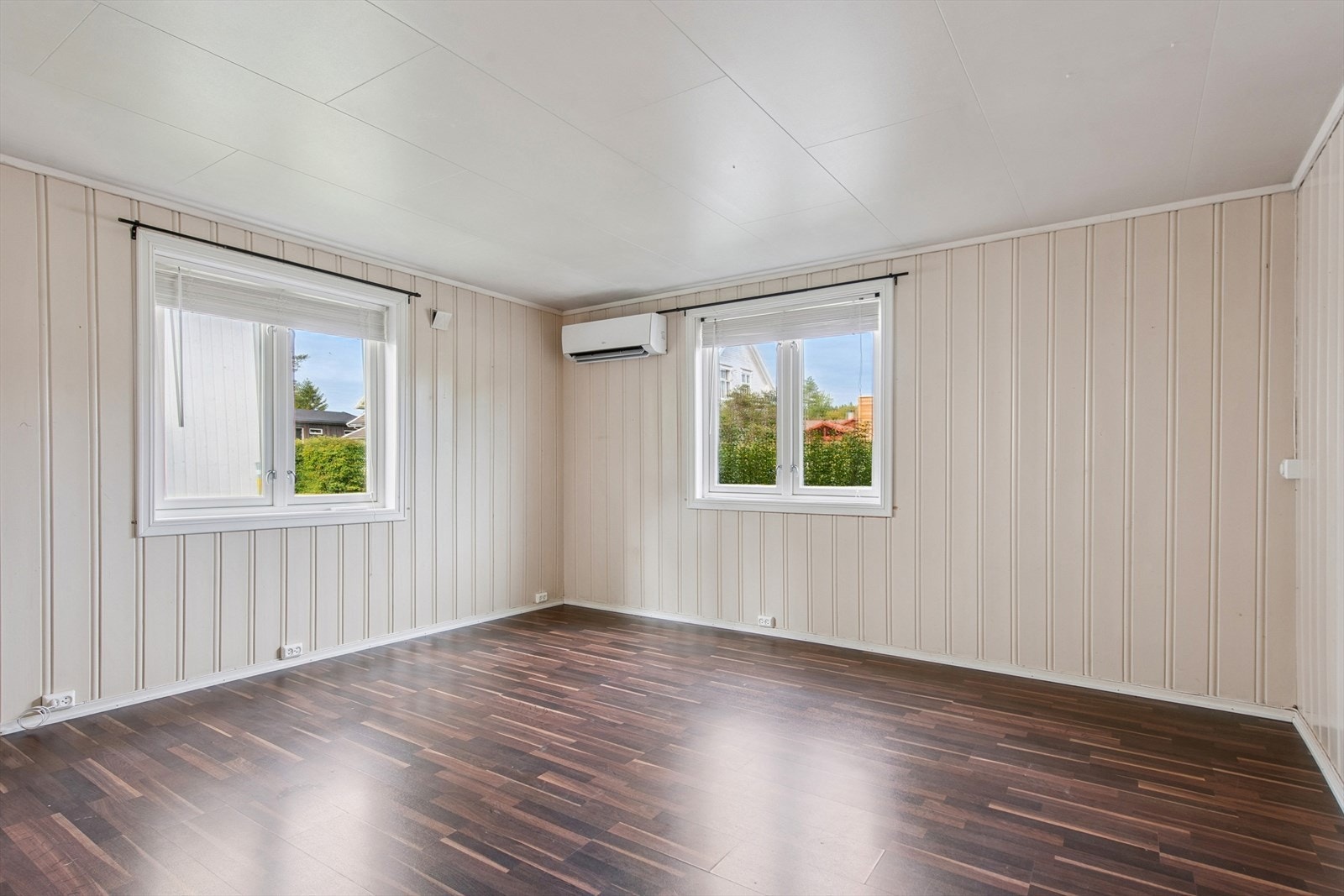 Lys stue med store vinduer som gir rikelig med naturlig lys. Her er det gode møblerings muligheter. Galleribilde