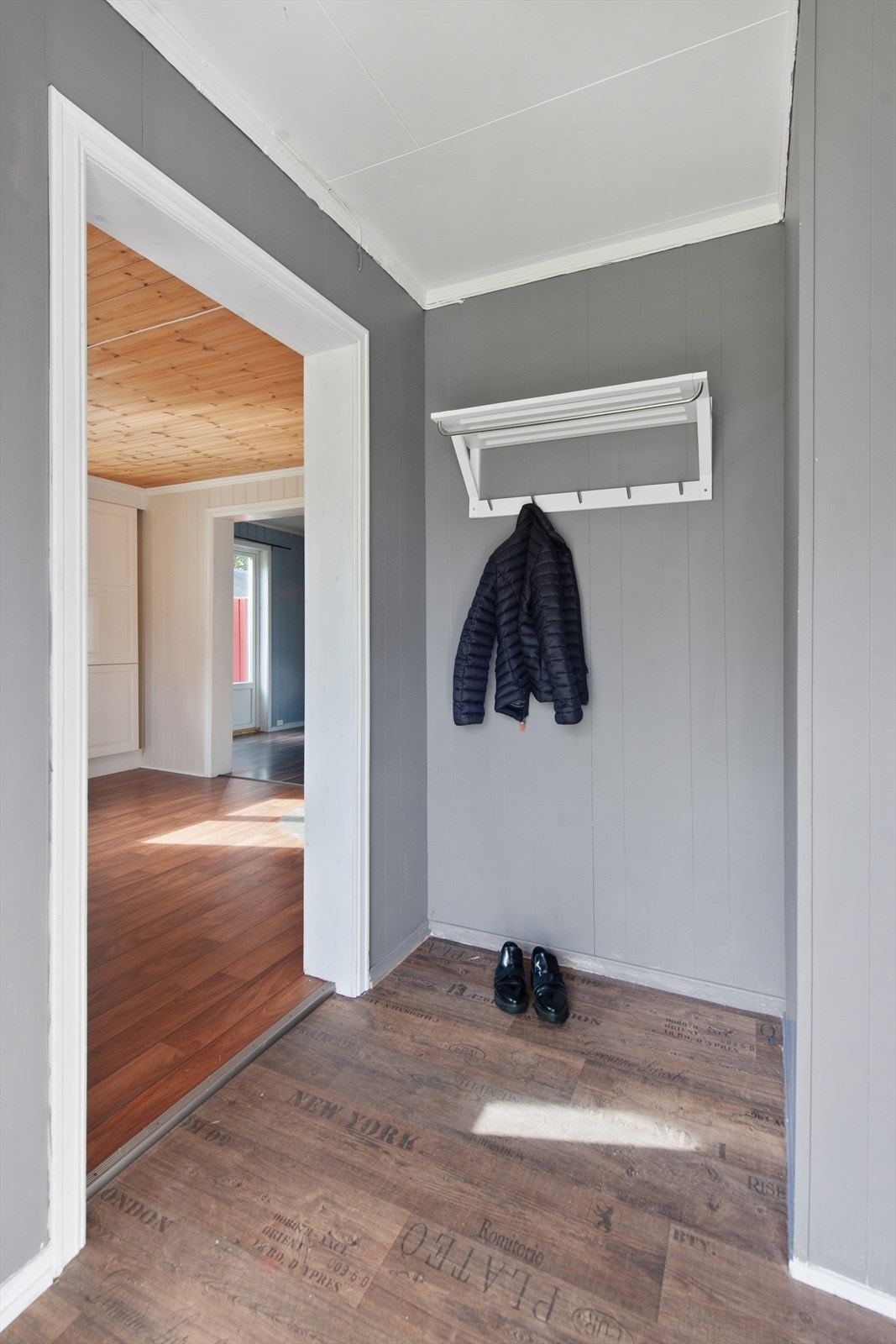 Koselig entré med praktisk oppheng og stilfullt gulv. Perfekt startpunkt for å ønske gjester velkommen. Galleribilde