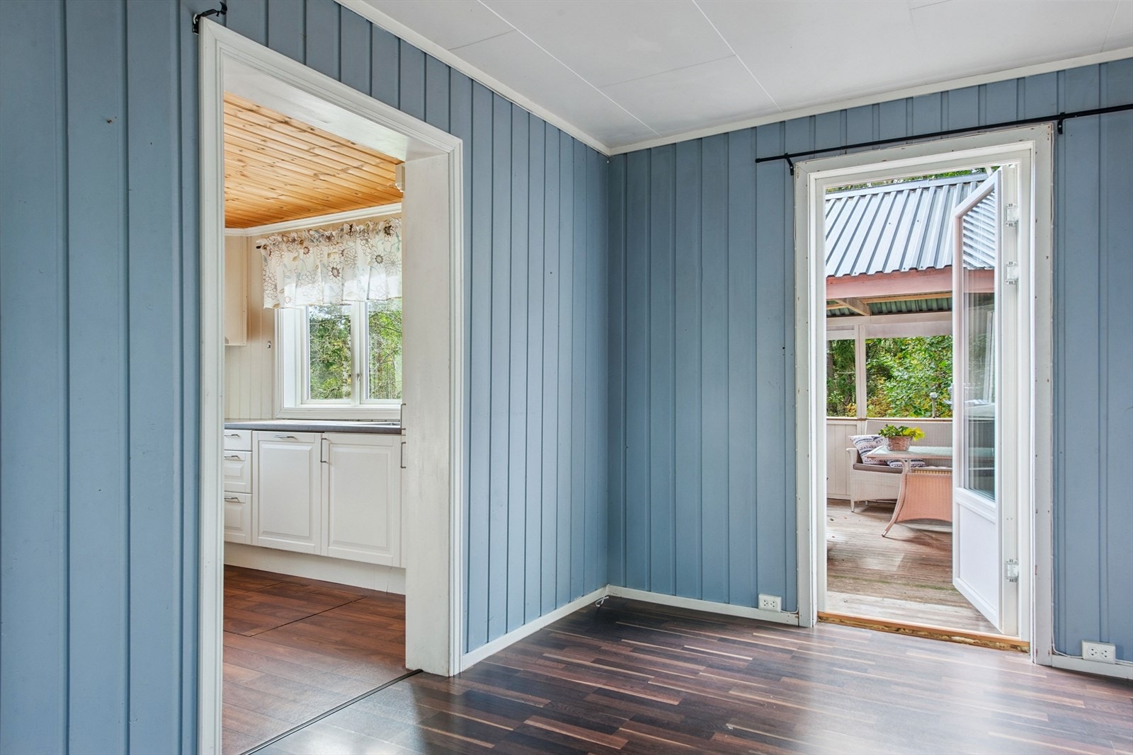 Lys og innbydende spisestue eller stue med utgang til solrik terrasse. Perfekt for avslapning og sosiale sammenkomster. Galleribilde