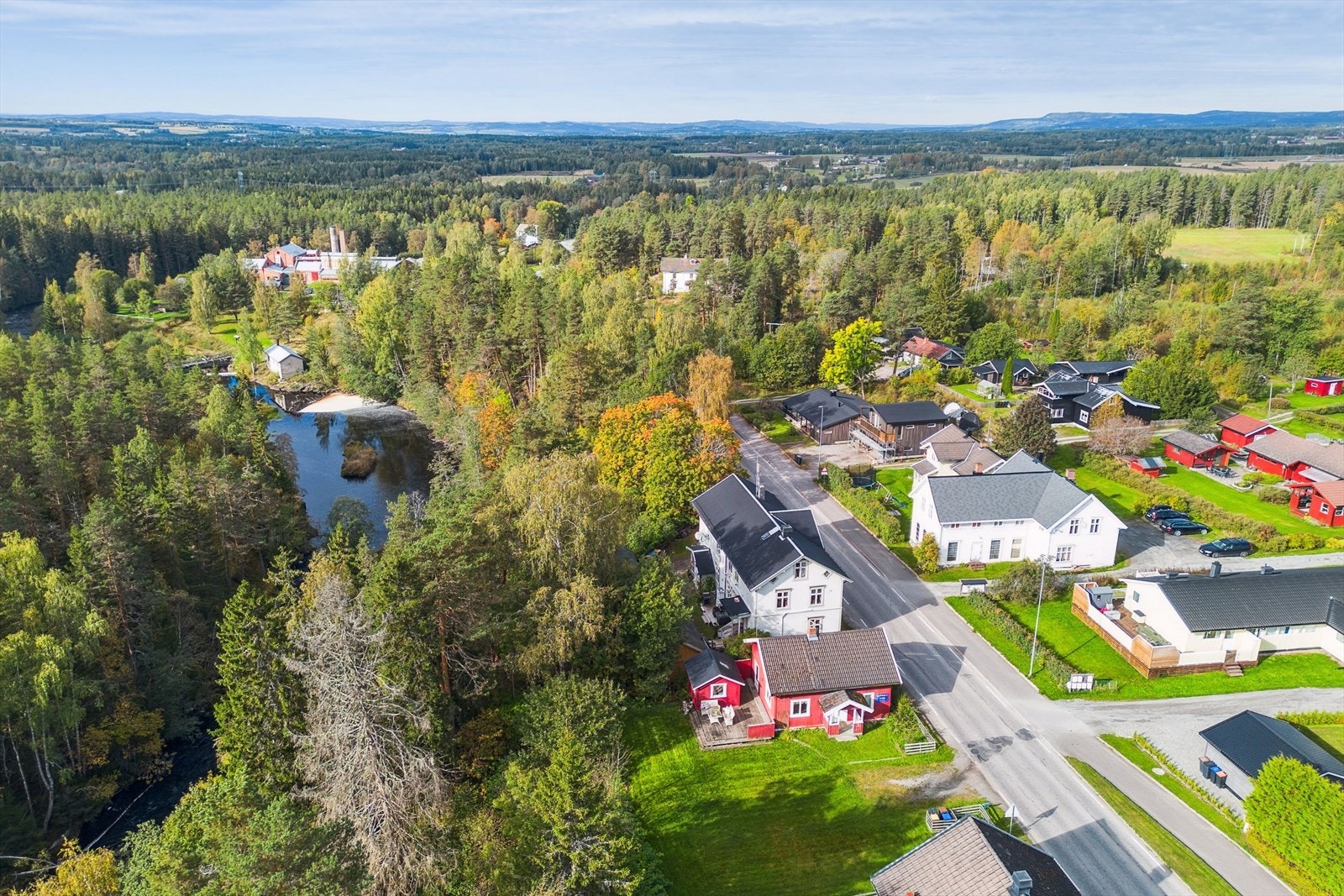 Ådalsbruk er et rolig sentrum med ca 900 innbyggere. Klevfos Industrimuseum ligger rett vest for boligen. Svartelva som slynger seg forbi er en viktig gyteelv for Mjøsørreten. Det er mange flotte turstier rett ved boligen. Galleribilde
