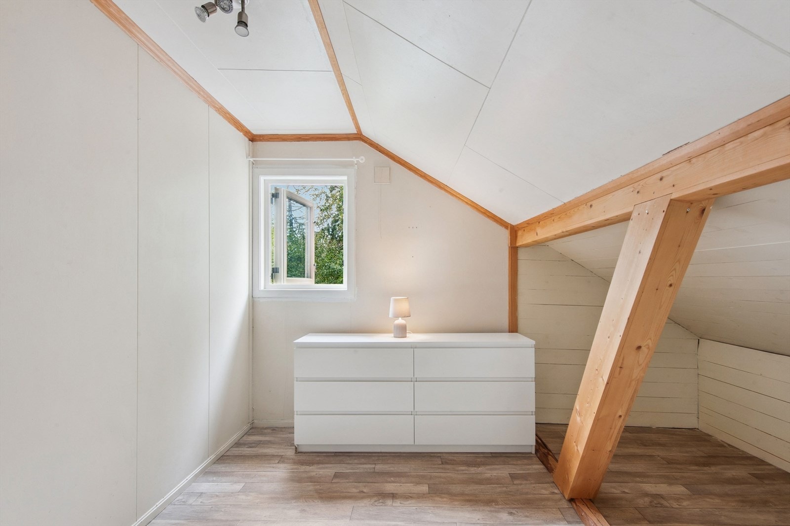 Lyst og koselig soverom med vindu som gir naturlig lys. Perfekt for kreativ bruk. Galleribilde