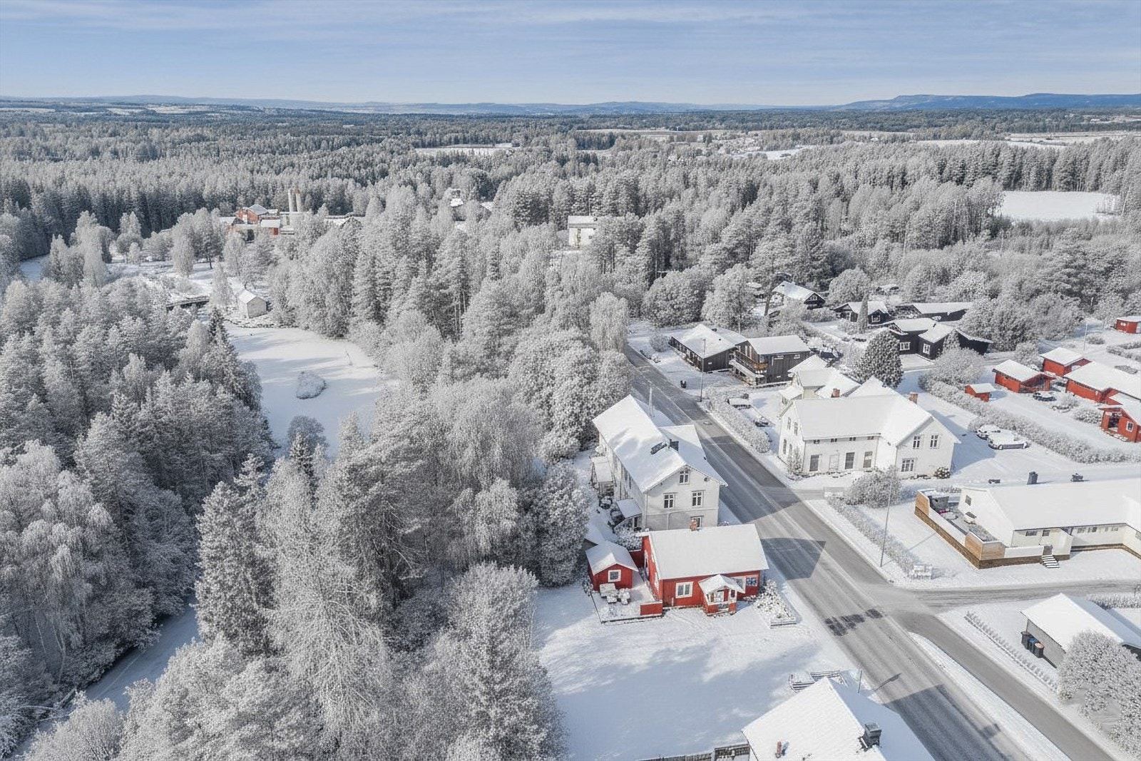 Like ved boligen er det et praktfullt turterreng og en elv som går ned til Mjøsa. I elven som heter Svartelva kan du både bade og prøve fiskelykken etter Mjøsørret. Galleribilde