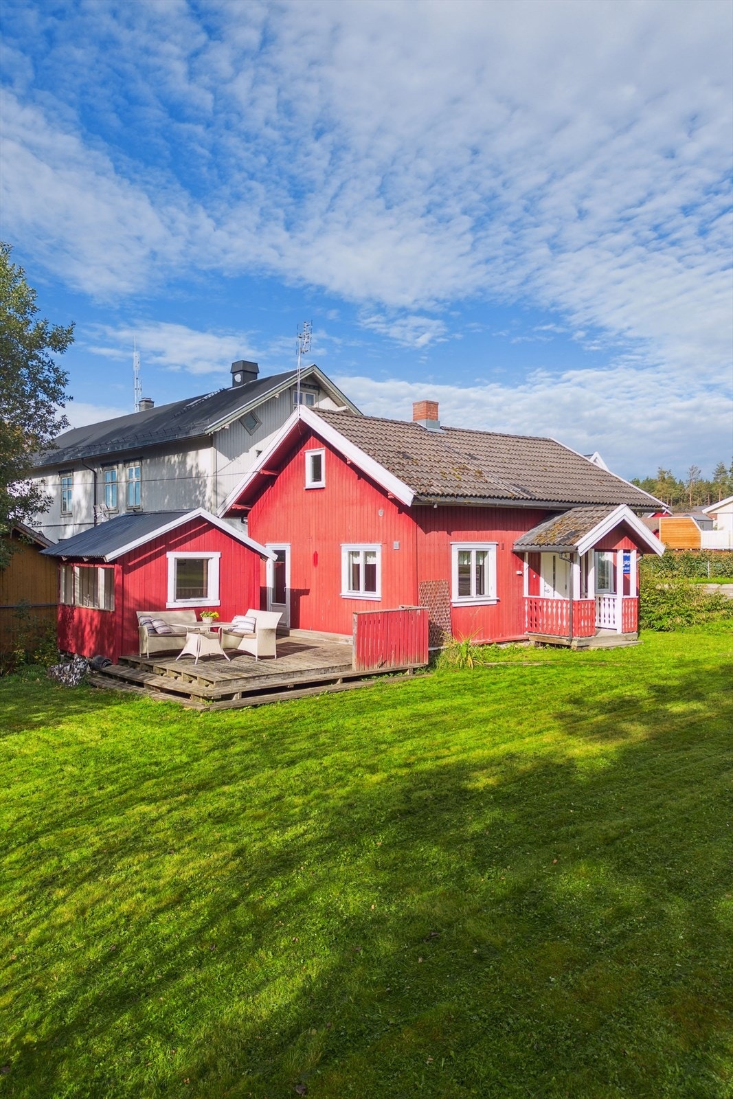 Sjarmerende rødt hus med skjermet terrasse og fin hage. Galleribilde