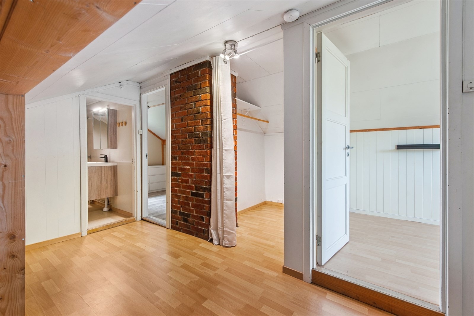 Sjarmerende liten loftstue med tilgang til soverom og bad/vaskerom. Perfekt for kreativ innredning og personlig tilpasning. Galleribilde