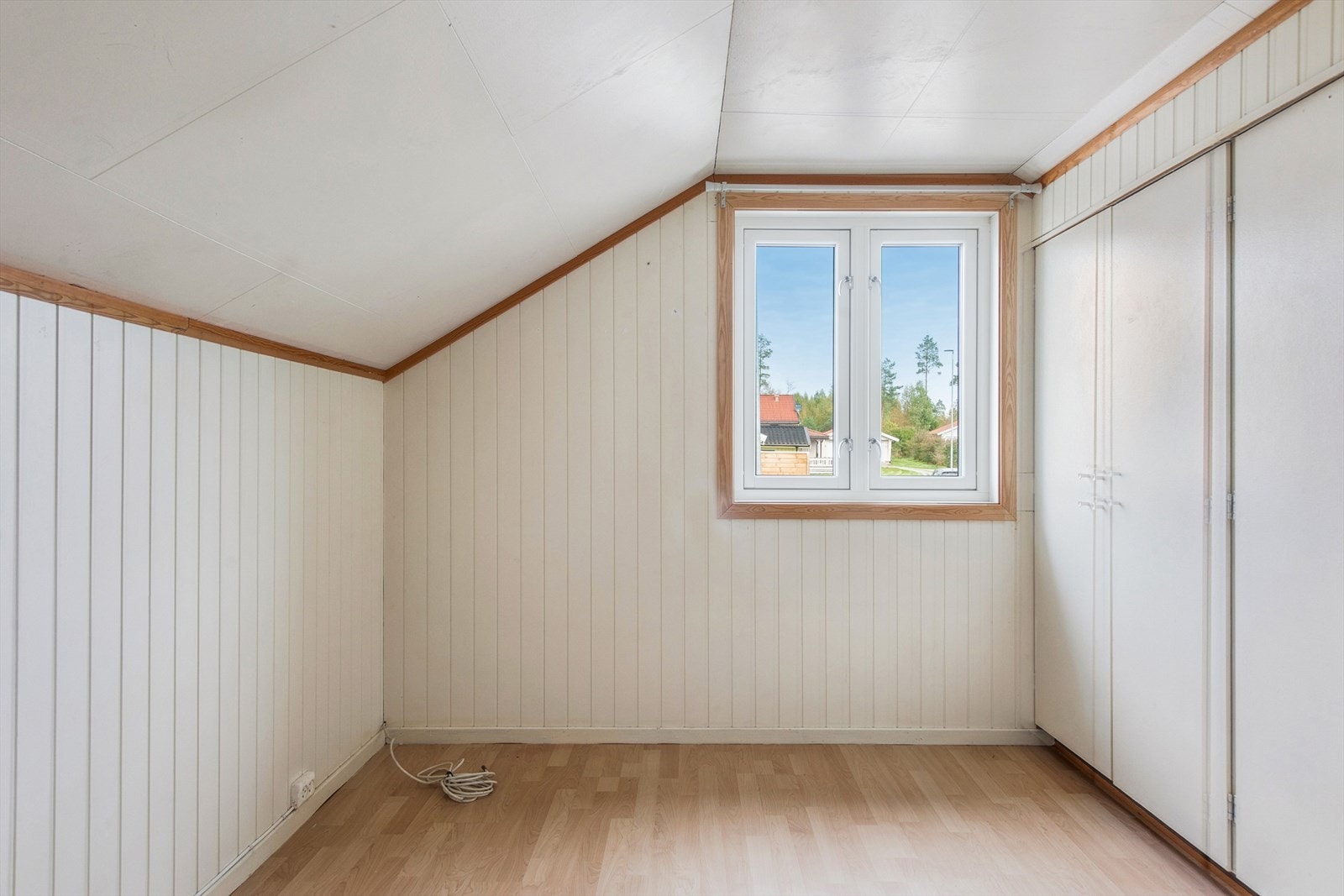 Soverom 1. Lyst rom med skråtak og naturlig lys fra stort vindu. Perfekt som et koselig soverom eller kontor. Galleribilde