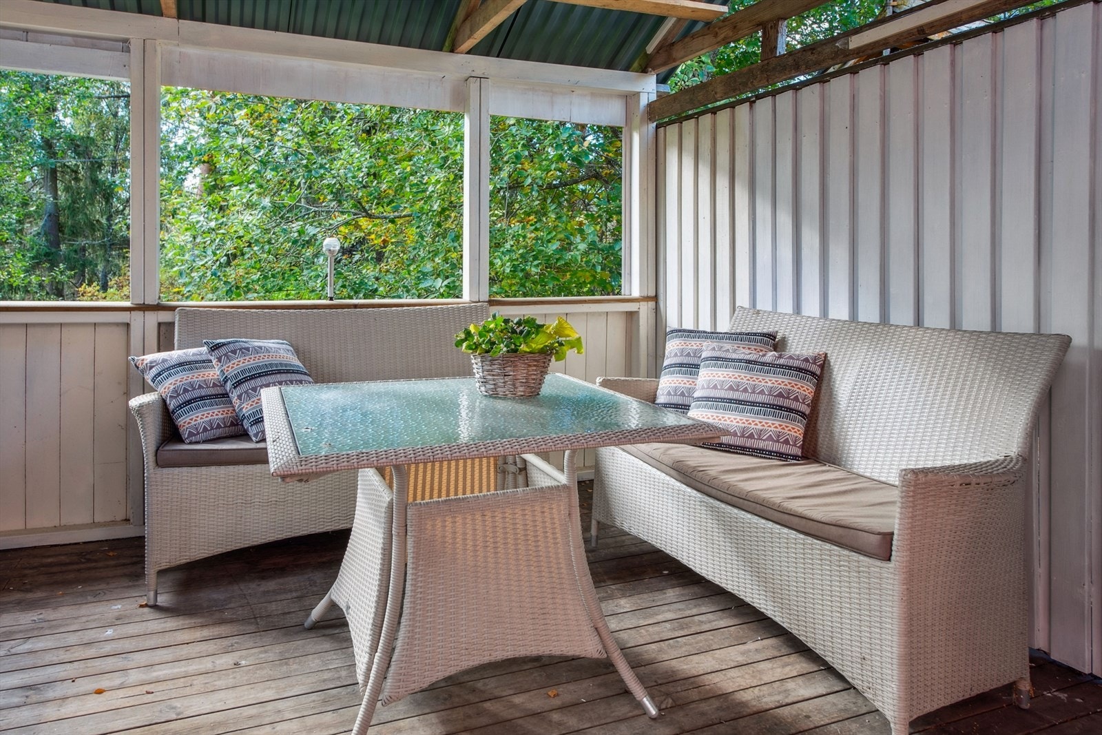 Koselig og skjermet uteplass i utestue. Ideell for sene sommerkvelder. Galleribilde