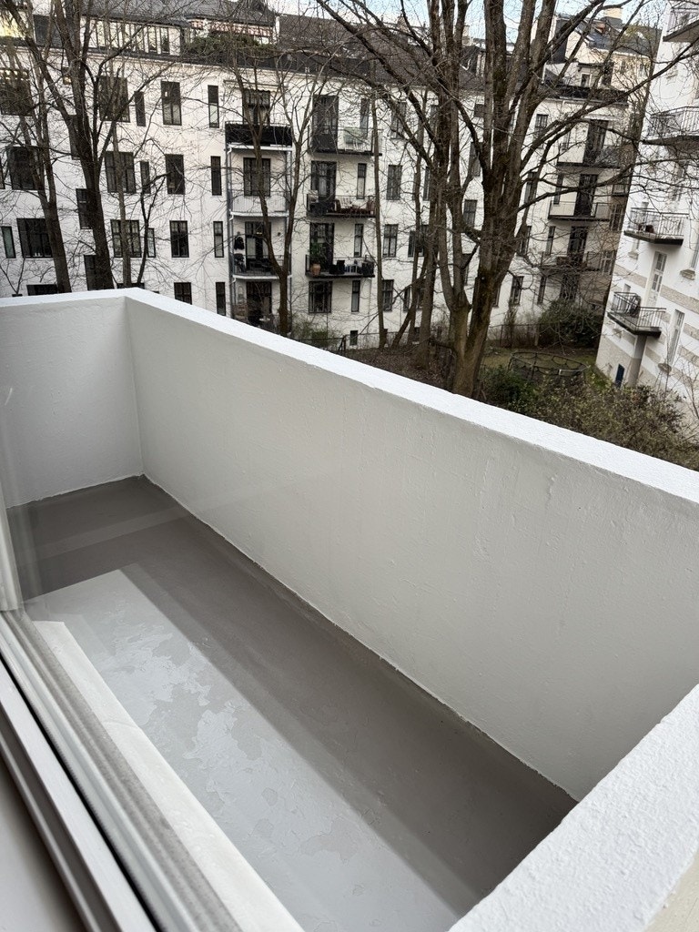 Balkong fra Stue mot stille bakgård Galleribilde