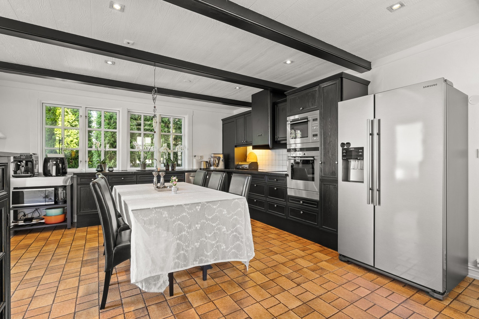 Stort kjøkken med gulvvarme og plass til stort spisebord Galleribilde