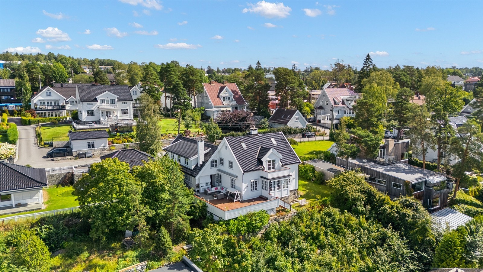 Flott villaeiendom med attraktiv beliggenhet, høyt og fritt mot vest med vid fjordutsikt Galleribilde