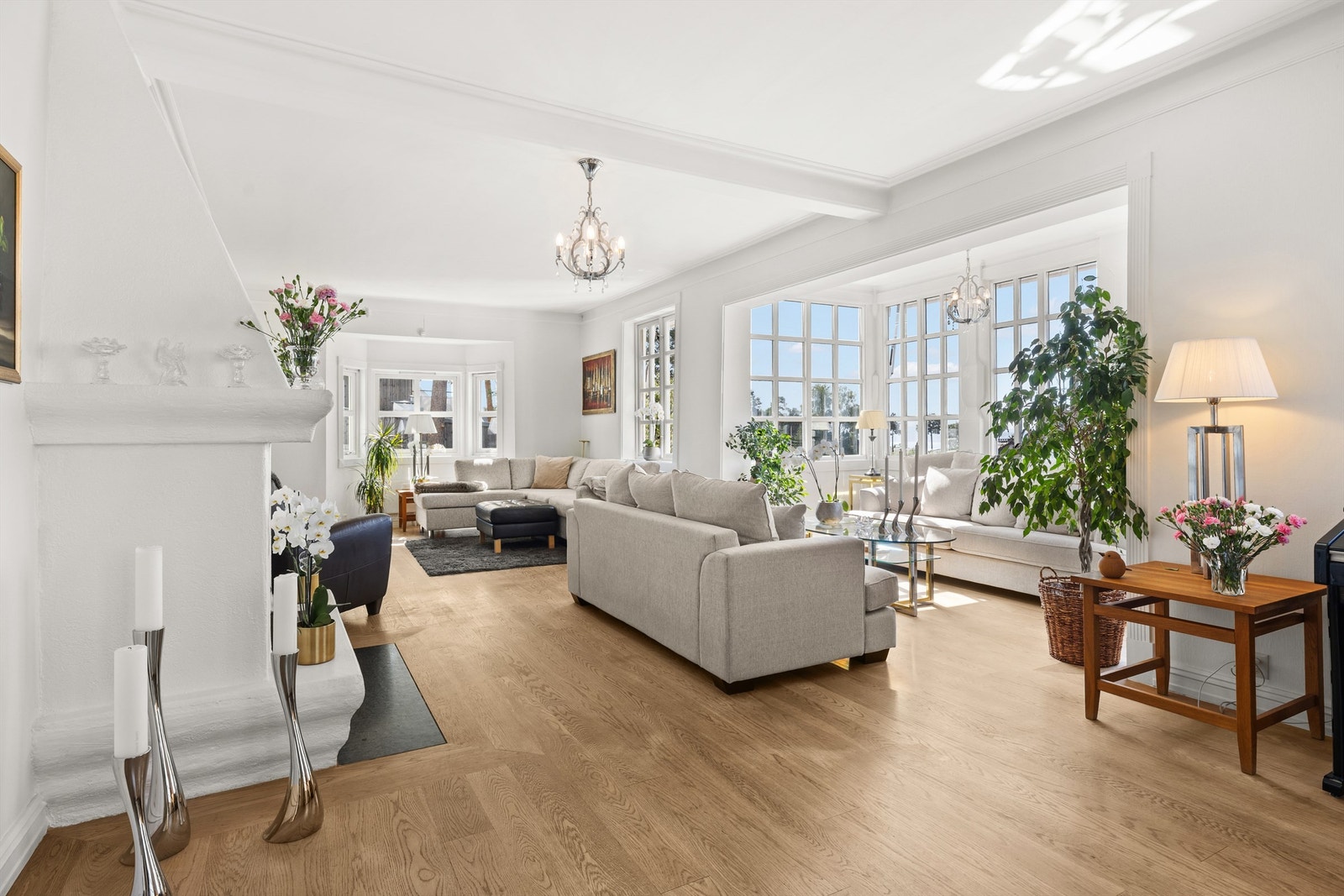 Romslig stue med god takhøyde og plass til møblering i flere soner Galleribilde