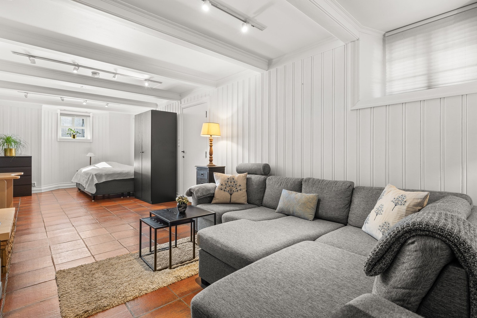 Stor kjellerstue med adkomst til vindfang med direkte utgang til terreng Galleribilde