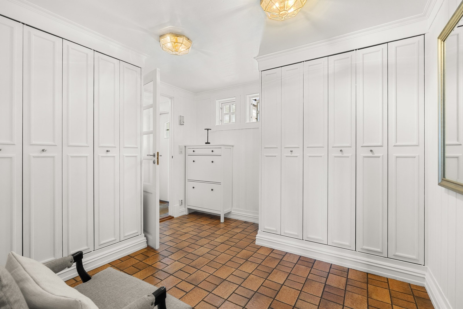 Gang/garderoberom med gulvvarme og rikelig med garderobeskap Galleribilde