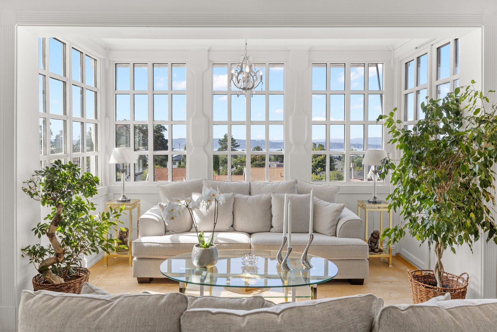 Store sprossede vinduer gir godt med lys og fremhever den flotte utsikten Galleribilde