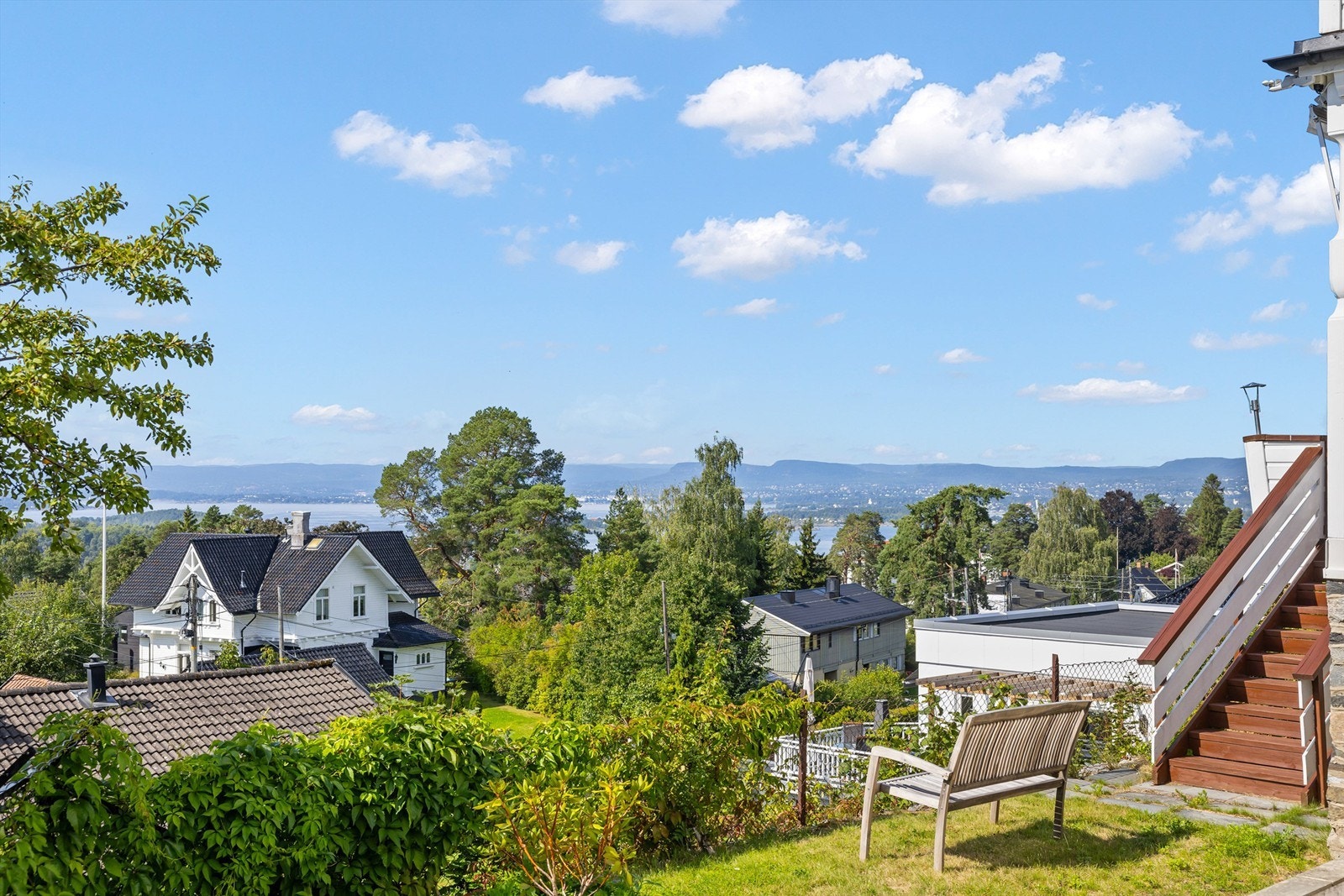 Stor og solrik hage med utsikt Galleribilde