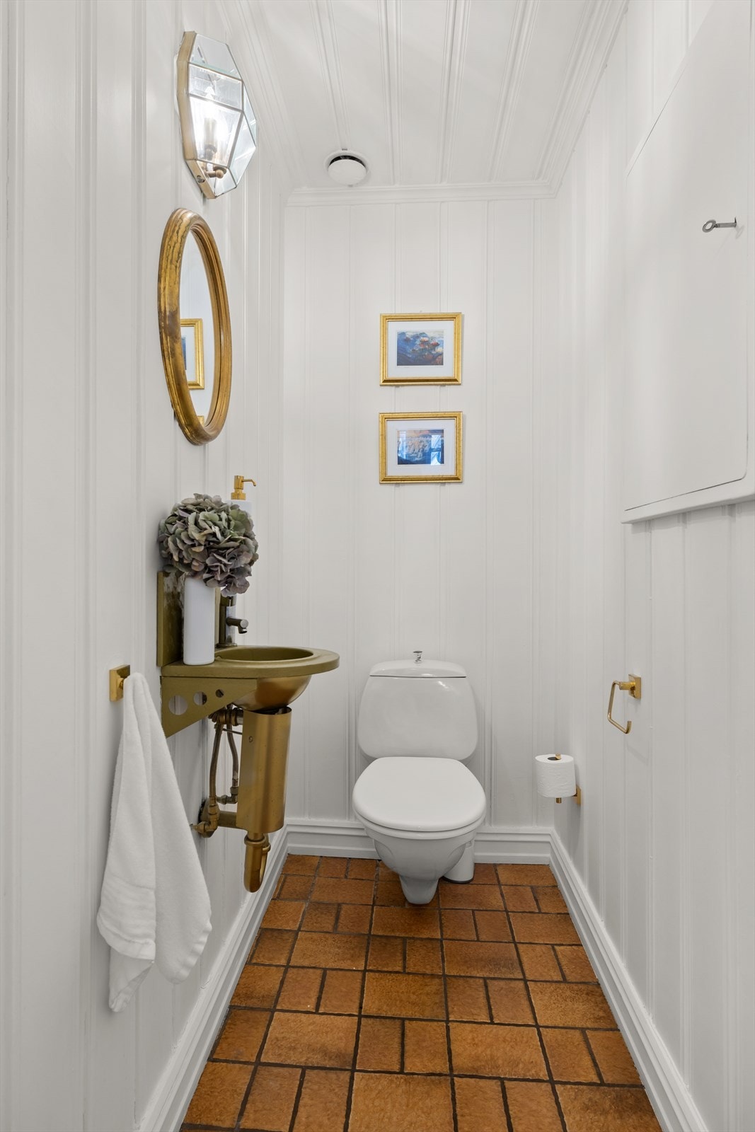 I praktisk tilknytning til gangen/garderoberommet ligger gjestetoalett Galleribilde