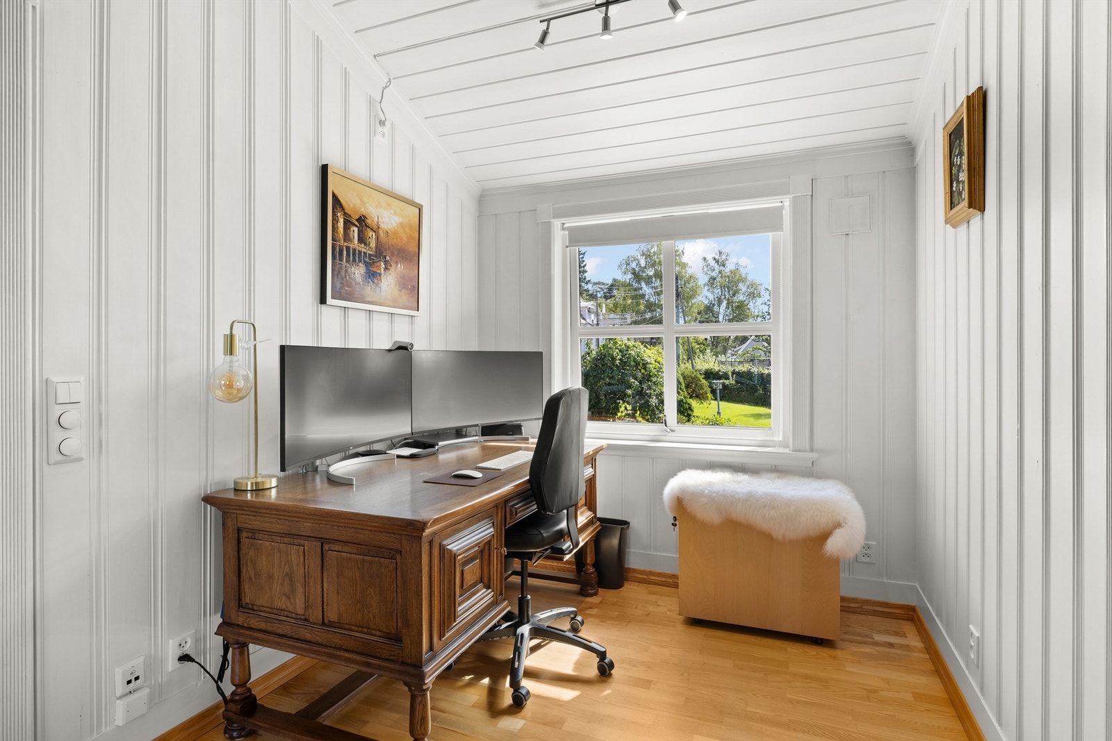 Hybel: Del av stuen med plass til f.eks. hjemmekontor Galleribilde