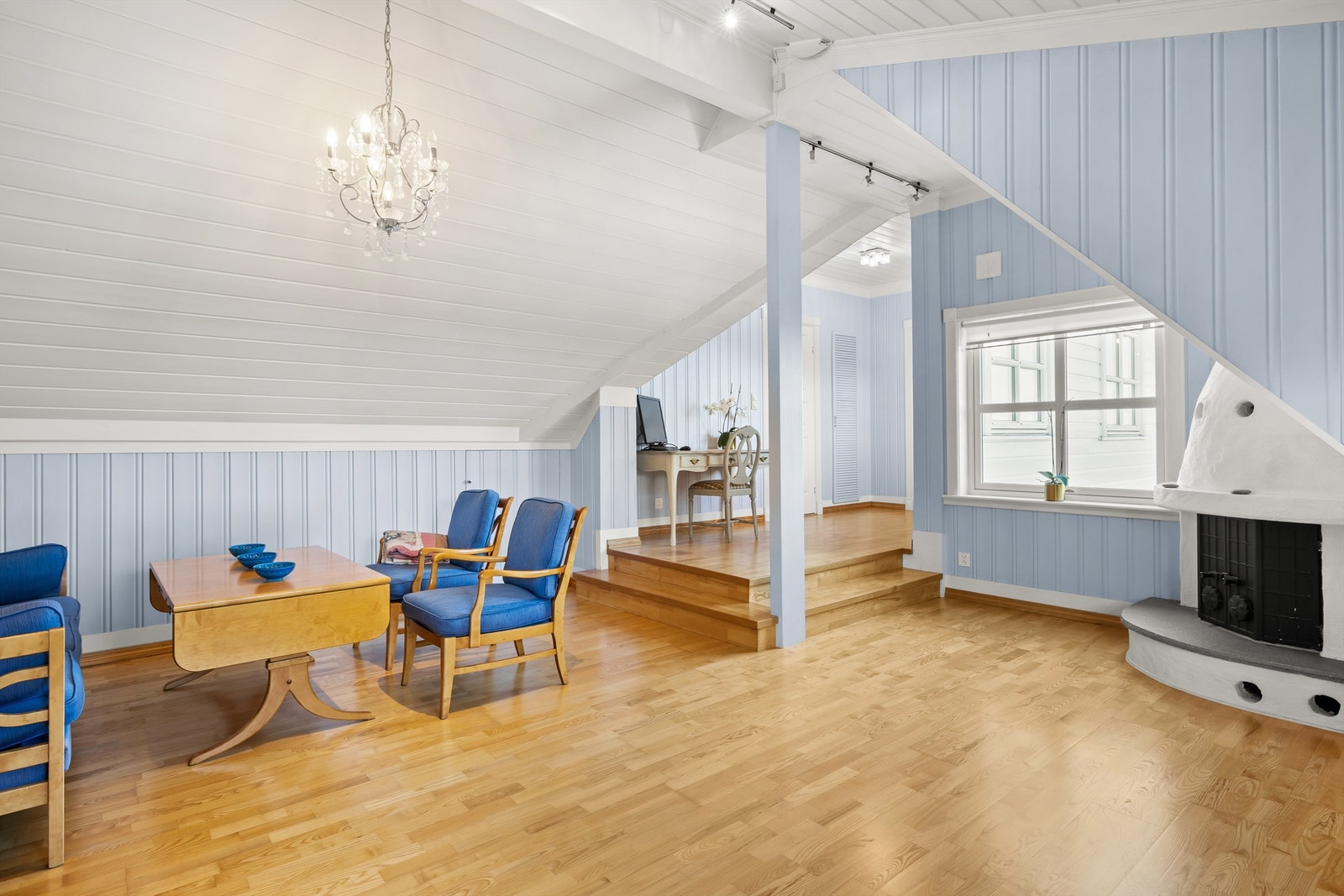 Romslig stue med peis Galleribilde