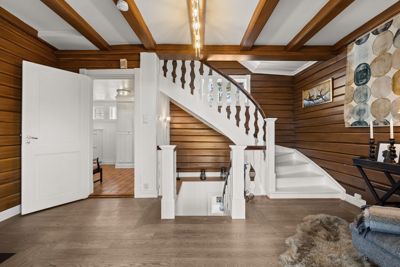 Hall med 1-stavs tregulv og originale tømmervegger Galleribilde