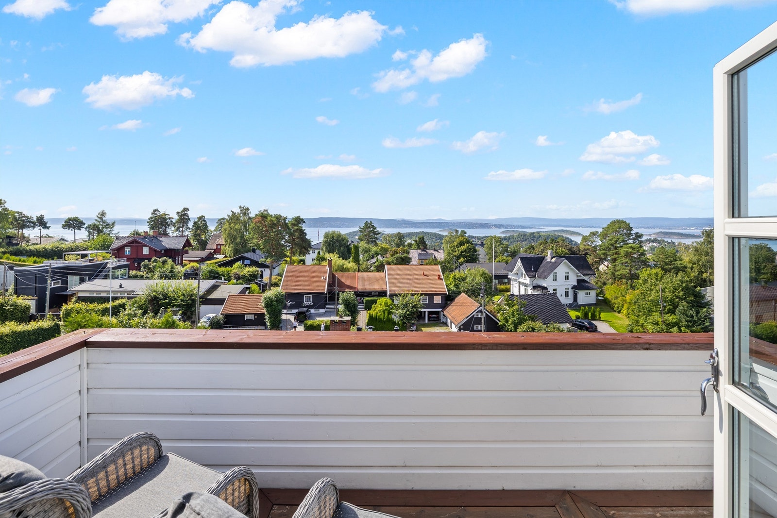 Vestvendt veranda på 7 kvm med vidstrakt utsikt Galleribilde