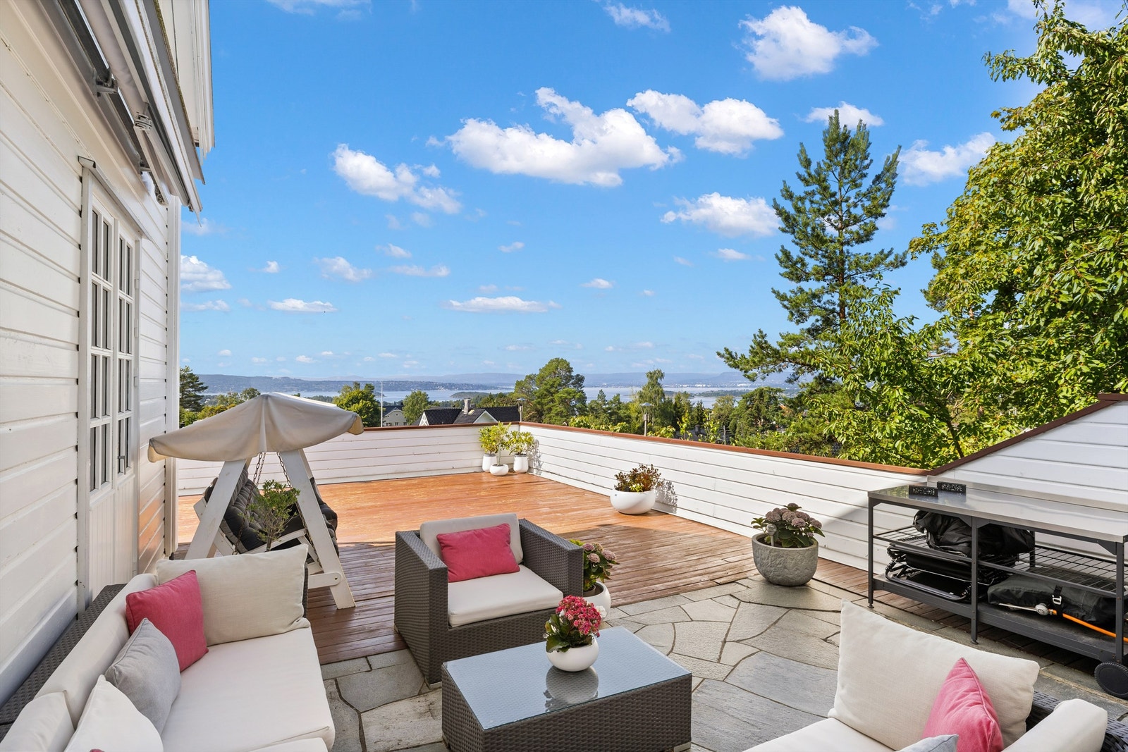 Solrik og usjenert terrasse Galleribilde