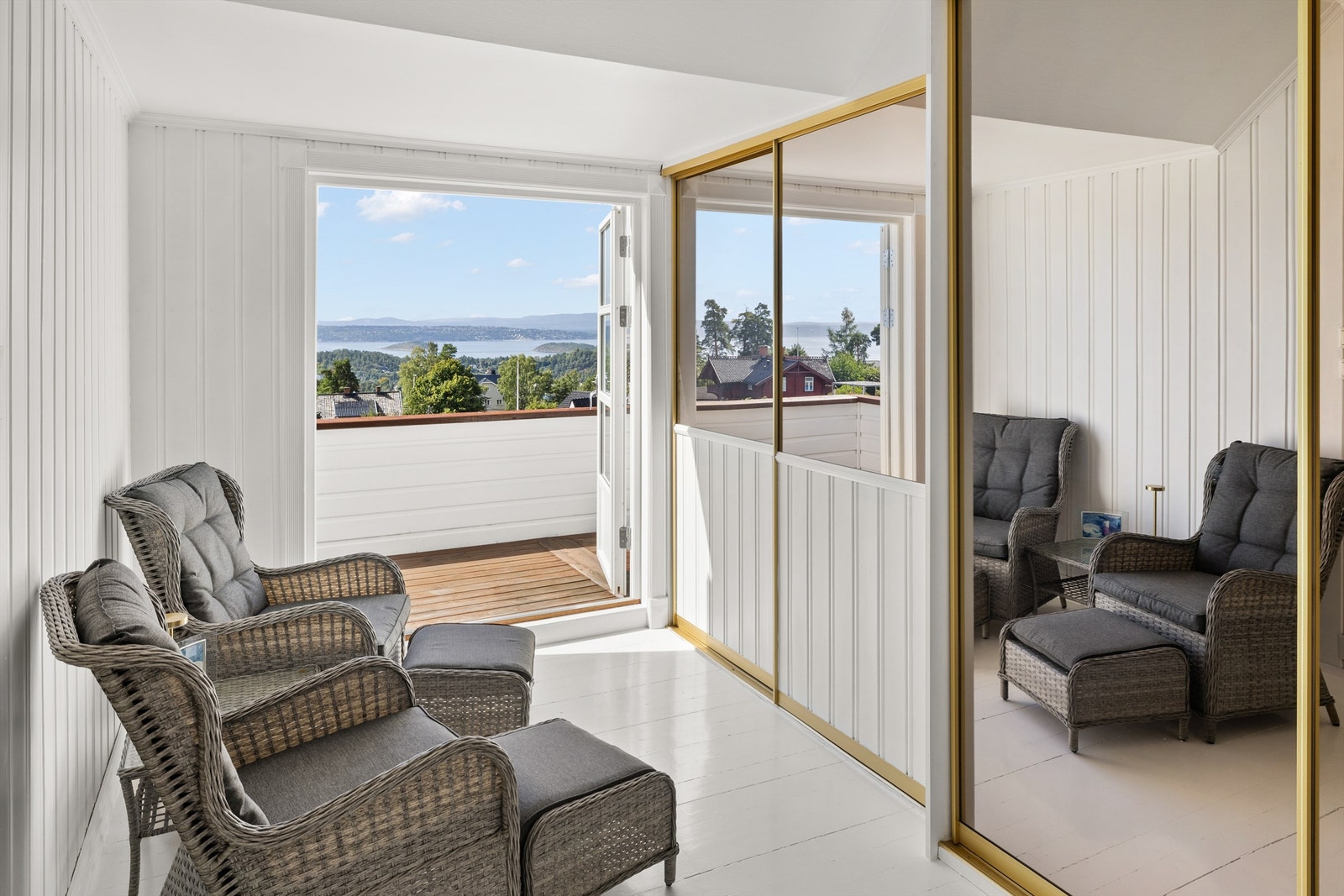 Omkledningsrom som evt. også benyttes som en liten ekstra tv-stue, kontor eller lignende. Stor skyvedørsgarderobe i rommet og utgang til vestvendt veranda Galleribilde