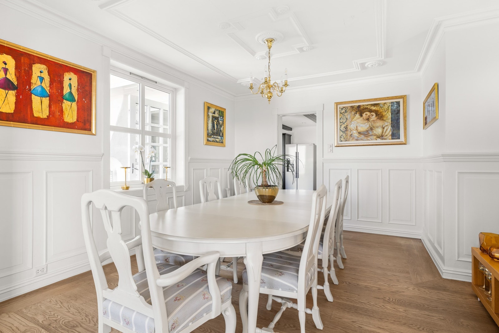 Profilert brystningspanel på vegger og stukkatur og rosett i himling Galleribilde