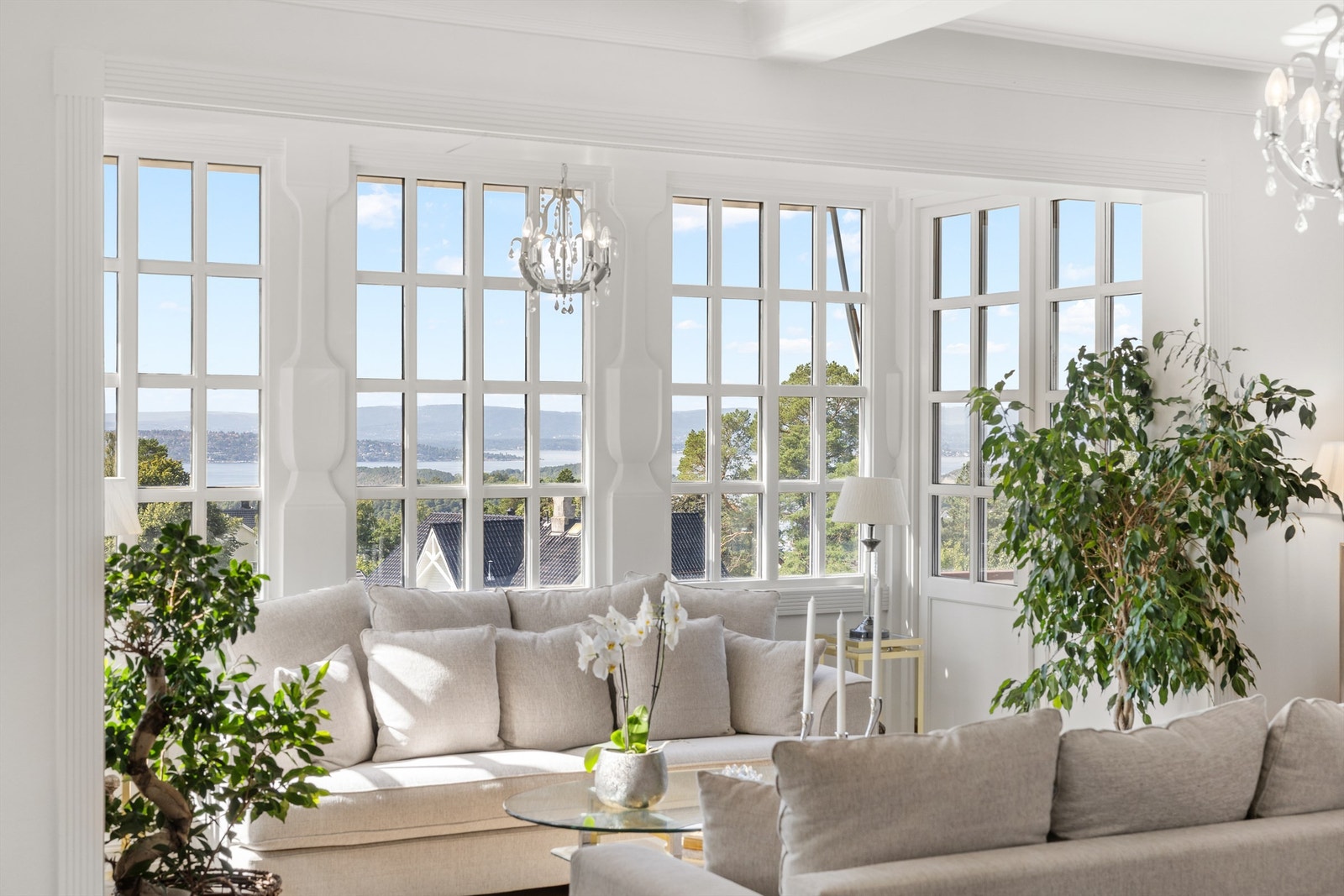 Villaen er på nesten 400 kvm over 3 etasjer, med en 1. etasje som er på 175 kvm og en 2. etasje på 146 kvm inkludert hybel Galleribilde