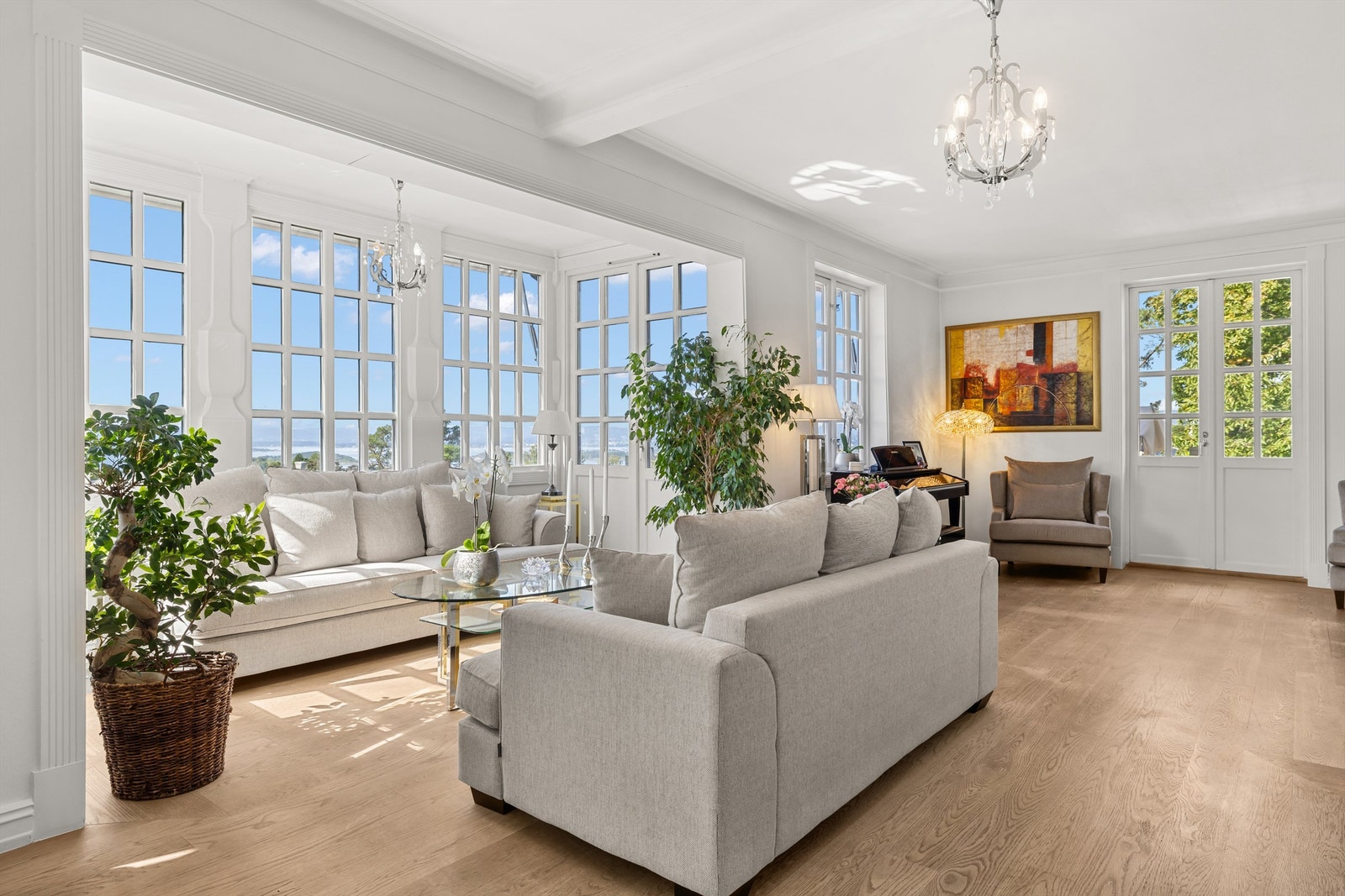 Lys og stor stue med 1-stavs tregulv og store sprossede vinduer som gir godt med lys og fremhever den flotte utsikten. Fra stuen er det 2 utganger via doble terrassedører til den stor og solrik terrasse Galleribilde