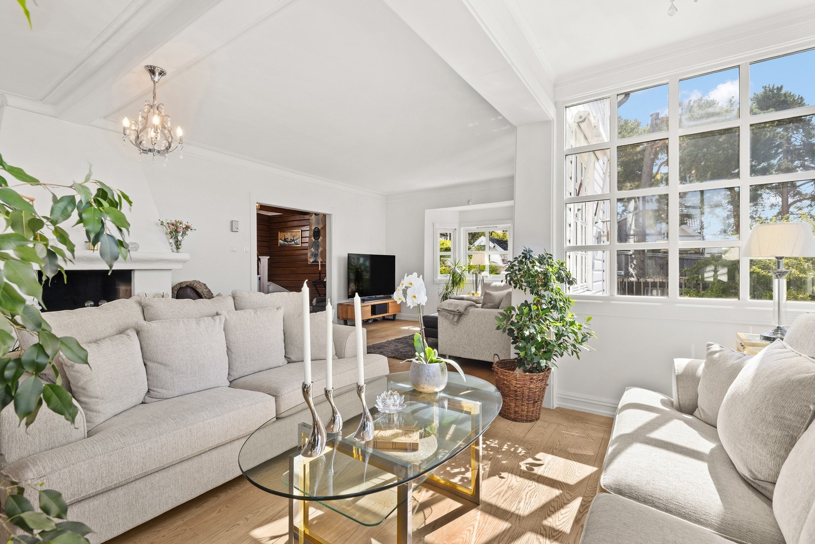 Stue med peis for ekstra varme og hygge Galleribilde