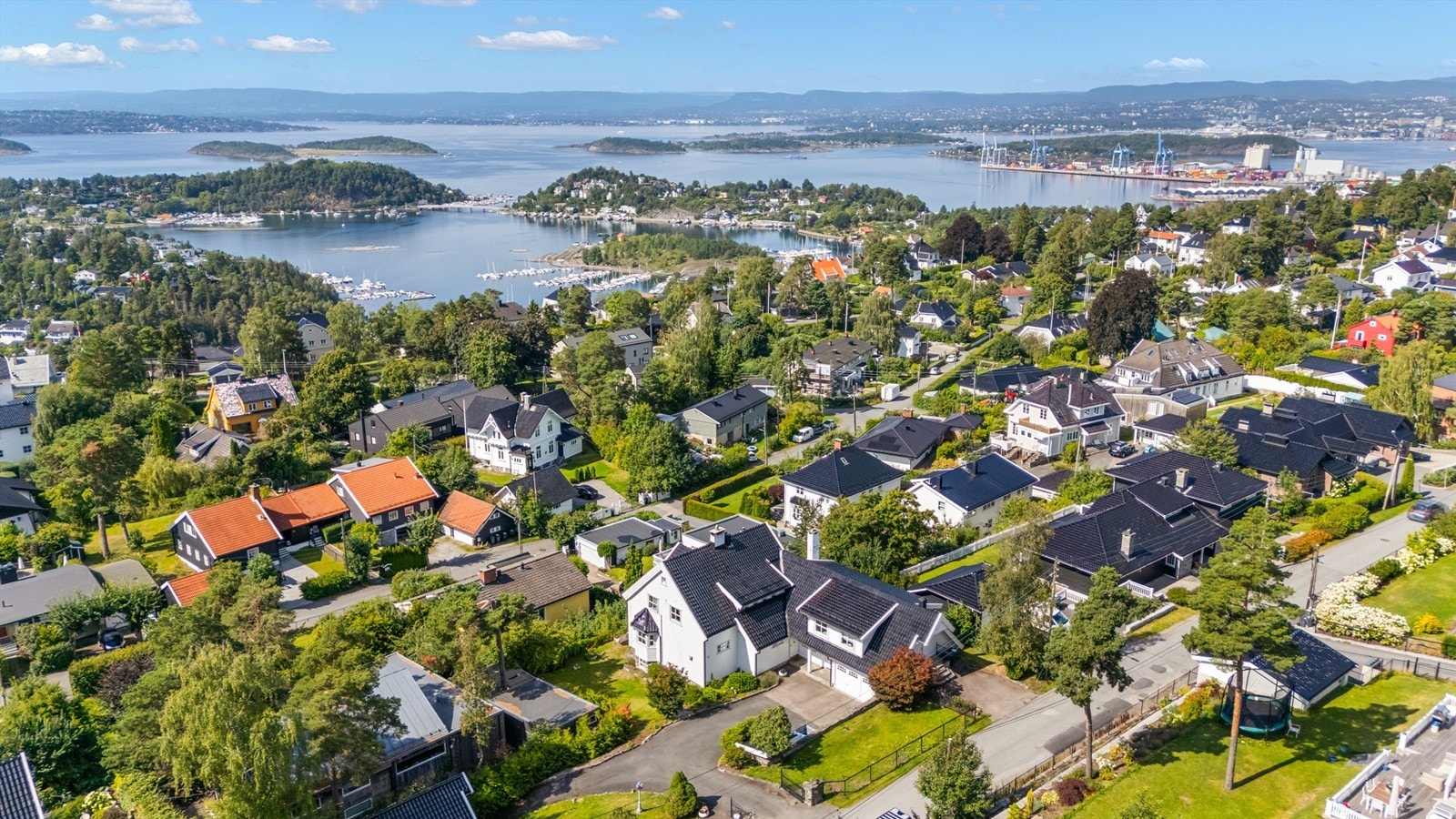 Flott beliggenhet i et trafikkskjermet og barnevennlig villaområde. Eiendommen ligger solrikt og høyt med nydelig fjordutsikt mot vest. Fra eiendommen er det kort vei til bl.a. fritidstilbud, Kastellet skole, kollektivtransport og servicetilbud Galleribilde