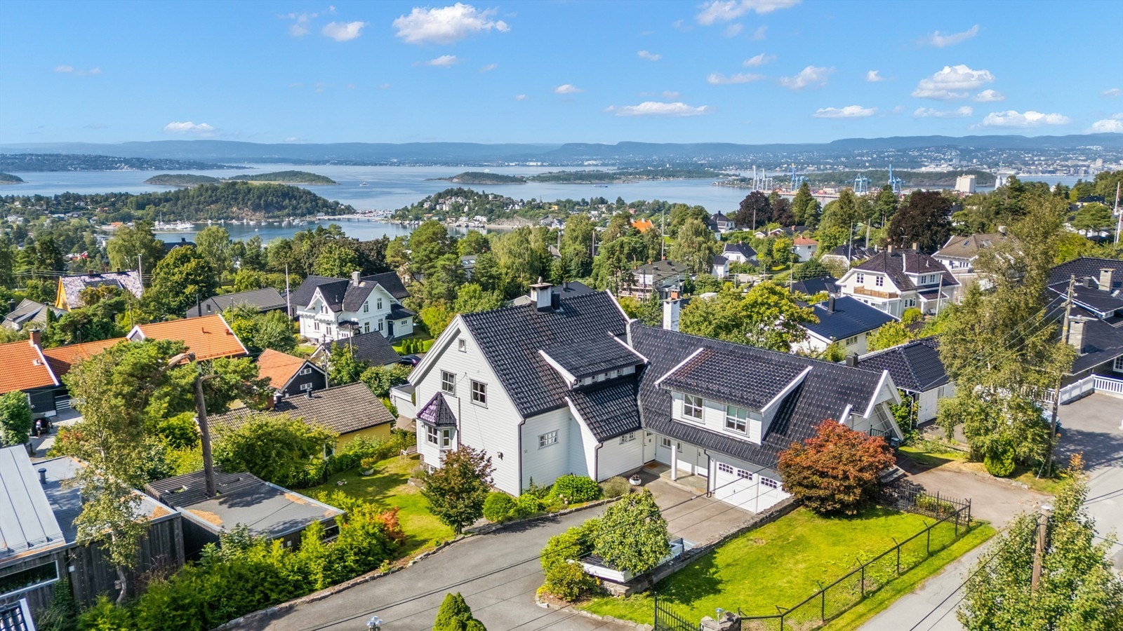 Velkommen til Holtveien 51 - Solrik og flott villaeiendom | Hybel | Vid fjordutsikt | Stor tomt | Dobbelgarasje med direkte inngang Galleribilde