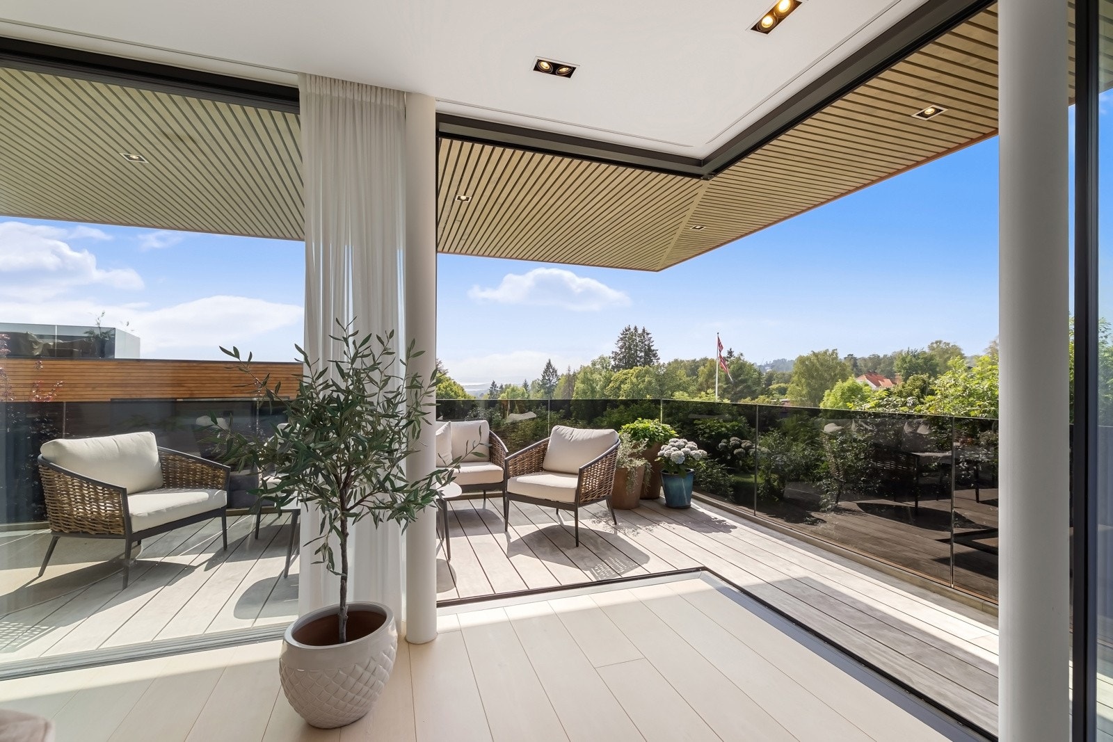 Den store terrassen gir rom for god plass til utemøblement. Galleribilde