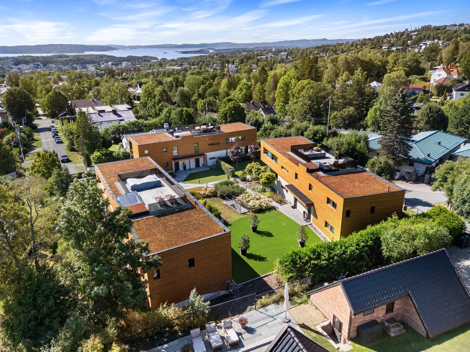 Helleveien 8D ligger sentralt beliggende i trafikkstille gate, mellom Vinderen og Smestad. Kort vei til byens fasiliteter og markagrensen. Galleribilde