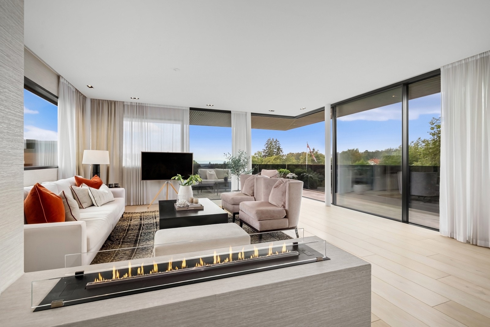 Stor stue med vinduer fra gulv til tak, gir rommet mye lys og et vakkert utsiktsbildet. Galleribilde