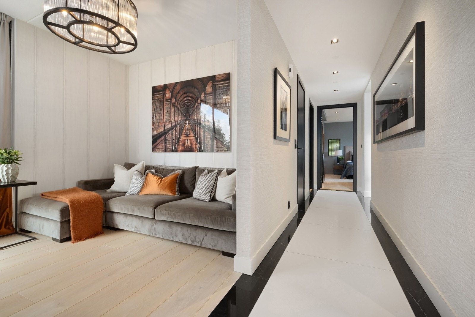 Praktisk bibliotek/tv-rom, i nær tilknyttning til stuen. Rommet kan ved enkle grep eventuelt ombygges til et soverom 3. Galleribilde