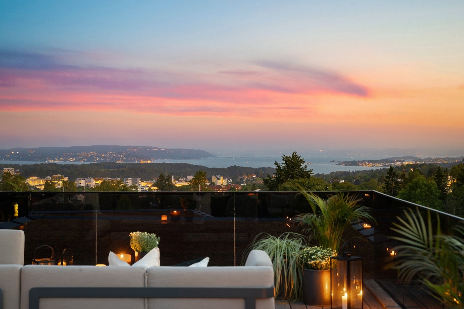 Spektakulær toppleilighet på hele 172 kvm - en bolig i særklasse, for deg som verdsetter utsøkt kvalitet, gjennomtenkt design og en sjelden god beliggenhet. Galleribilde