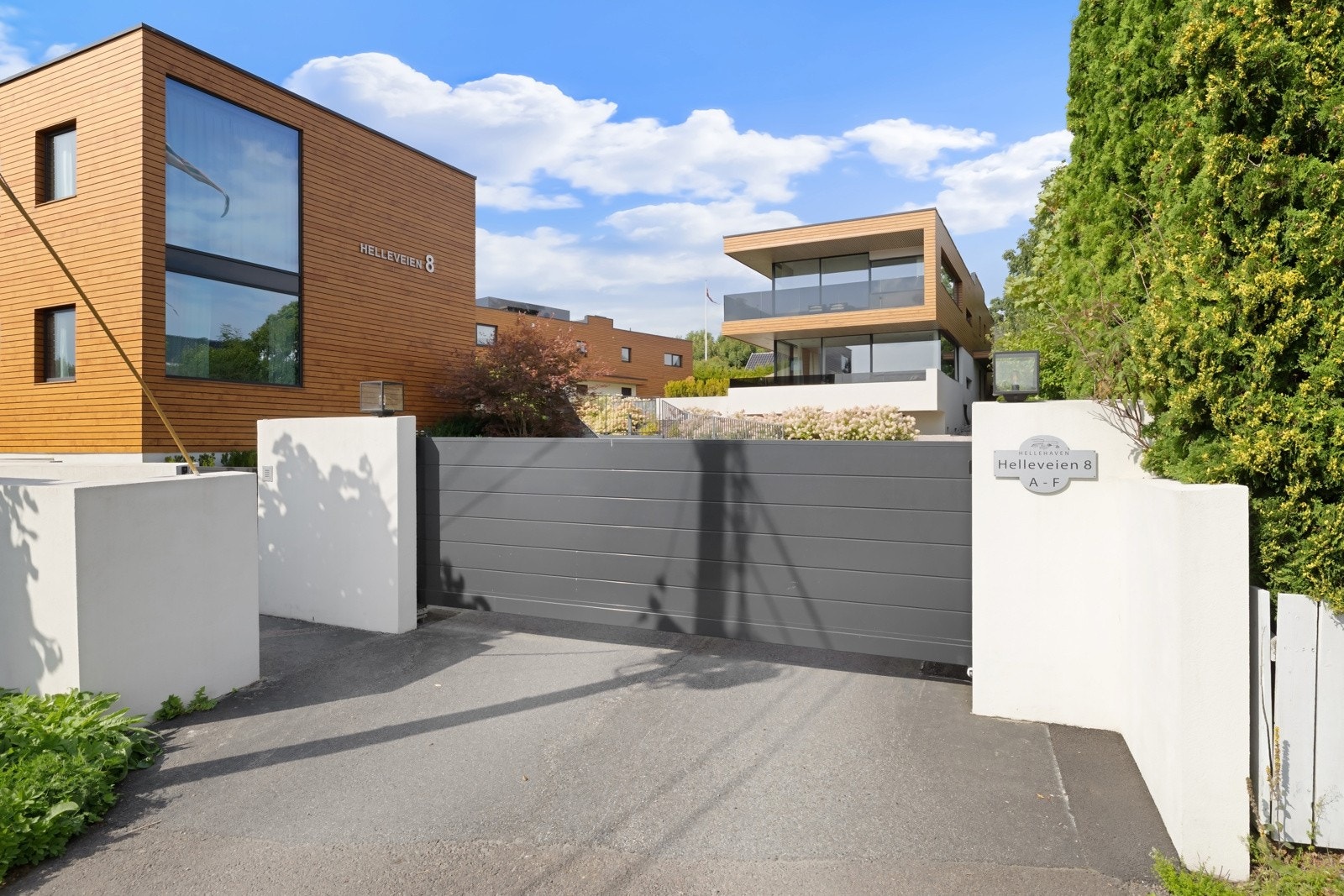 Privat elektrisk port inn til eiendommen fra Helleveien. Galleribilde