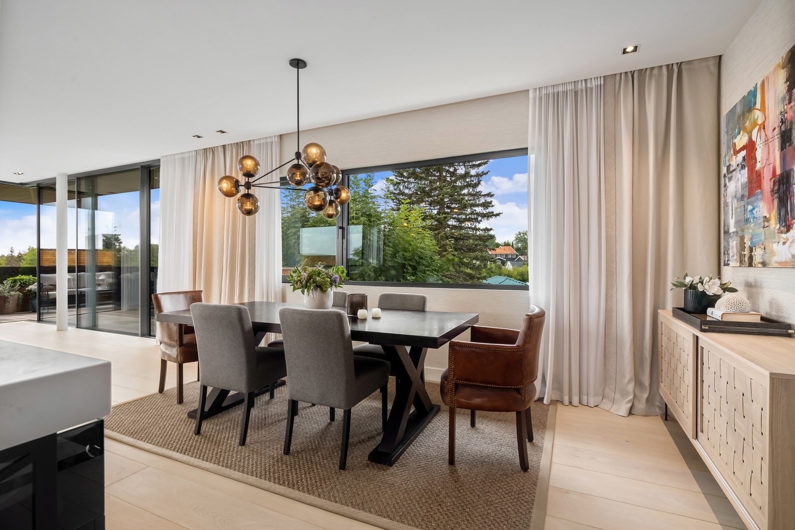 Spisestue med god plass til romslig spisebord. Galleribilde