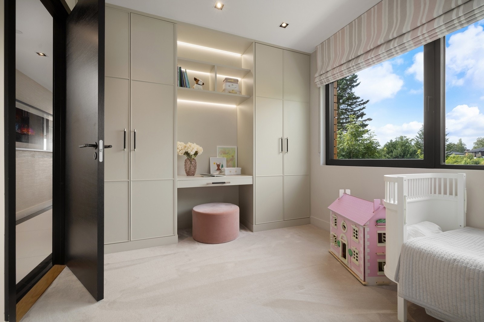 Soverom 2 har plassbygde innredninger fra Brubakken Home. Galleribilde