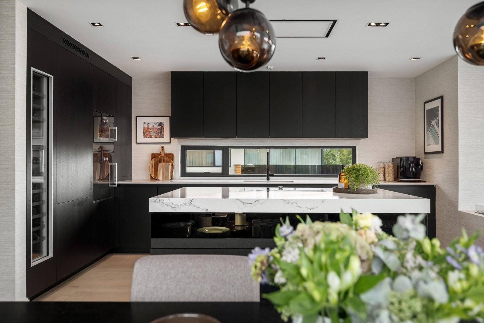 Lekkert kjøkken med innredning fra Poggenpohl og hvitevarer av høy kvalitet. Galleribilde