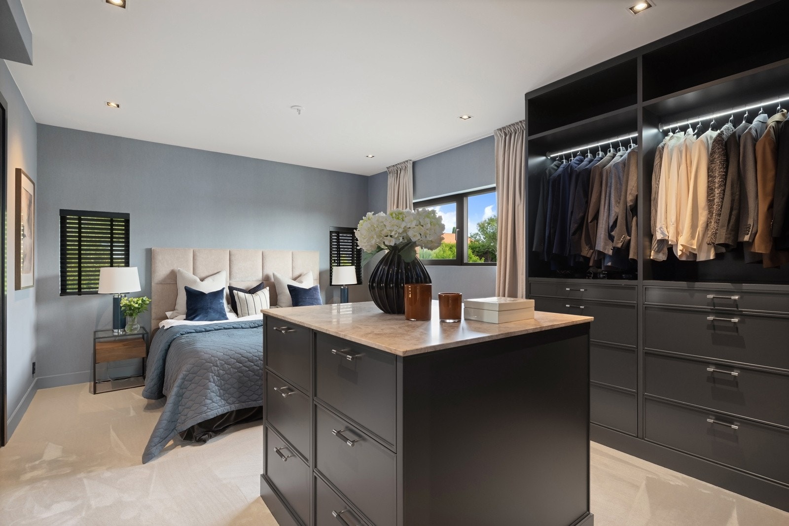 Hovedsoverom med stor plassbygd innredning fra Brubakken Home. Galleribilde