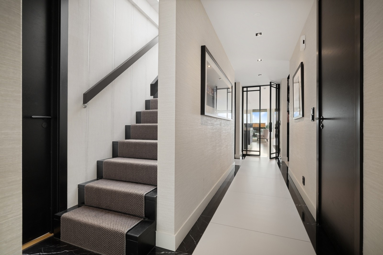 Trapp fra hovedplan til stor privat takterrasse på 46 kvm. Galleribilde